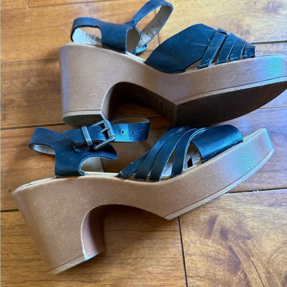 Me Too black Leather Women's Sandals size 6